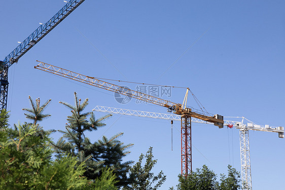 建筑重机城市中心建筑工地上黑暗的夜空中剪影图片