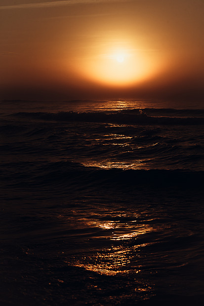 令人惊叹的彩色红色日落黄昏的海平线上宁静的场景自然背景风景美丽的