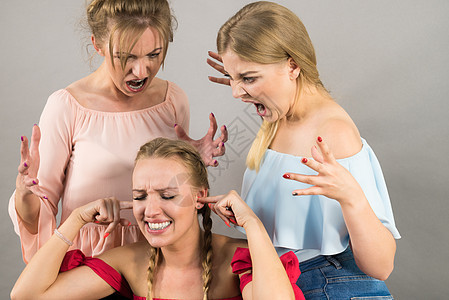 女人被她的两个女朋友欺负争论的女人愤怒的女孩朝她的朋友妹妹尖叫友谊困难,竞争嫉妒问题女人被两个女人欺负图片
