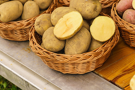 把许多土豆放柳条篮子里素食健康食品柳条篮子里的土豆图片