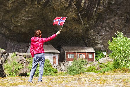 旅游妇女参观乔辛福德的赫勒伦房屋,沿着EgersundFlekkefjord的44号公路,女手持挪威挪威索肯达尔图片