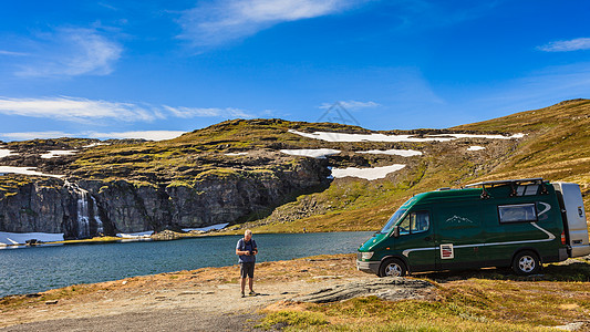 旅游度假旅游露营车高山湖的营地旅游路线Aurlandsfjellet露营车山湖Flotvatnet,Aurl图片