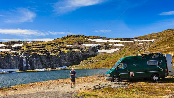 旅游度假旅游露营车高山湖的营地旅游路线Aurlandsfjellet露营车山湖Flotvatnet,Aurl图片