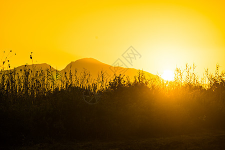 风景优美的日落日出太阳升山上山上日出图片