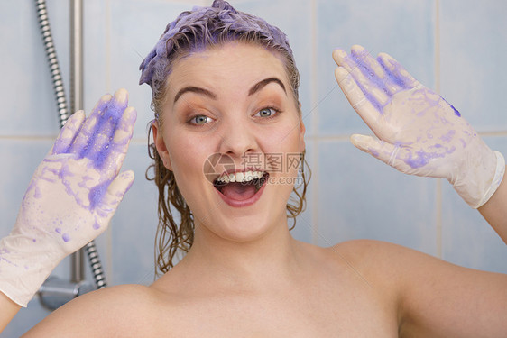 女人头发上涂上着色洗发水紫色洗涤产品的女家里涂金色女人头发上涂墨粉洗发水图片