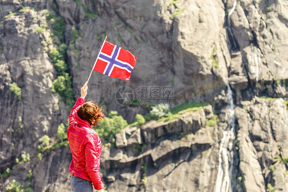 岩石山上悬挂挪威的旅游妇女岩石山上悬挂挪威的旅游妇女图片