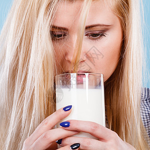 健康的饮料,良好的营养,完美的早餐理念女人用璃喝牛奶女人用璃喝牛奶图片