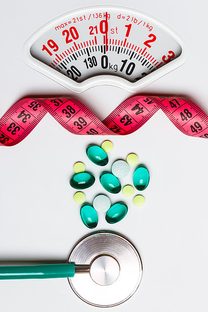 健康饮食医药保健食品补充剂减肥理念带测量带听诊器的药丸白色鳞片上图片