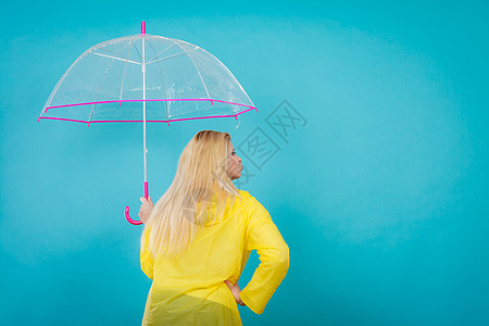 雨天雨伞白天金发女郎高清图片