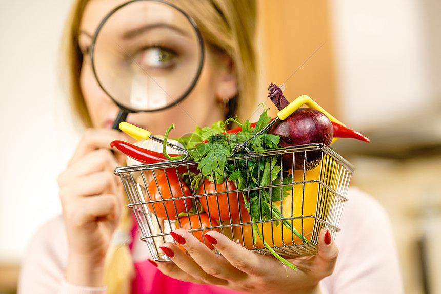 ‘~表妹用放大镜,用许多五颜六色的蔬菜调查购物篮健康的饮食生活方式,营养素食,寻找虫剂化学品调查蔬菜购物背景的妇女  ~’ 的图片