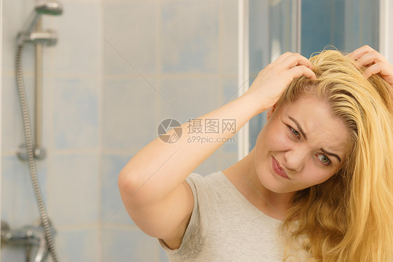 金发女人问题,油腻的油头发看着自己浴室女露出头皮,挠自己,头皮屑问题女金发问题图片