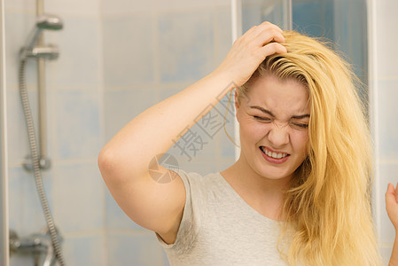 金发女人问题,油腻的油头发看着自己浴室女露出头皮,挠自己,头皮屑问题女金发问题图片