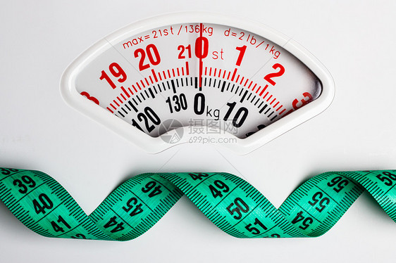 节食减肥瘦身白色重量秤上的特写测量磁带图片