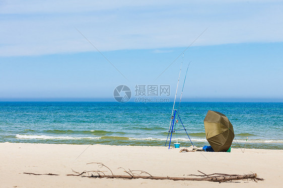 钓鱼竿帐篷独自留海边阳光明媚的夏季天气海边的钓鱼竿帐篷图片