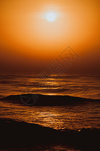 令人惊叹的彩色红色日落黄昏的海平线上宁静的场景自然背景风景美丽的红色日落海上图片