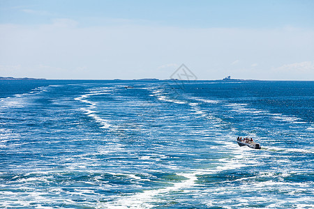 船上看的大海基尔沃特,渡船航行后水上的小径,船醒了渡船航行后水上的小径图片