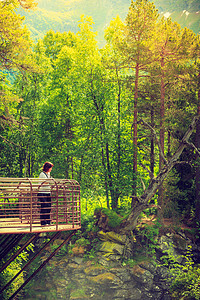 欧洲挪威的旅游景点女摄影师Gudbrandsjuvet上用相机拍摄照片,Valldalen山谷,ValldalTro图片