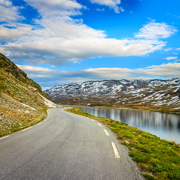 穿过挪威山脉的路美丽的风景旅行旅游挪威山区的道路景观