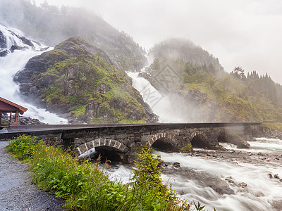旅游景点强大的双瀑布晚福森晚福森六座拱桥沿着13号公路,奥塔霍达尔兰县挪威挪威的晚福森瀑布图片
