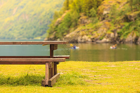 野餐地点木制桌子长凳挪威自然,欧洲营地与野餐桌挪威自然图片