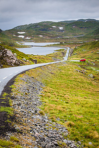 莱塞维根公路穿过夏季挪威山脉,位于罗加兰县美丽的风景旅行旅游挪威山区的道路景观图片