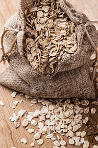 节食燕麦麦片木制表的麻布袋中降胆固醇的健康食品,保护心脏图片
