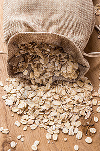 节食燕麦麦片木制表的麻布袋中降胆固醇的健康食品,保护心脏图片