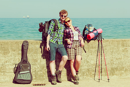冒险,夏天,旅游积极的生活方式轻的背包客海边漫步图片