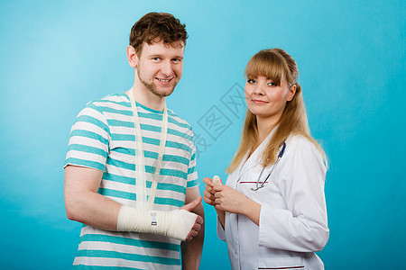 保健保护手扭伤的轻人看女医生绷带的专家手骨折的人看医生图片