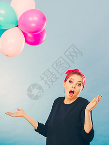 疯狂很多乐趣可爱的疯狂快乐的女孩玩彩色气球金发嬉戏的复古风格的女人感疯狂微笑的疯狂女孩玩气球背景