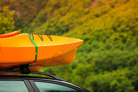 积极的生活方式运动汽车与皮划艇黄色独木舟顶部屋顶准备运输独木舟的车图片