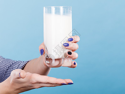 健康饮料,良好营养,乳制品理念女人手着杯牛奶女人手着杯牛奶图片