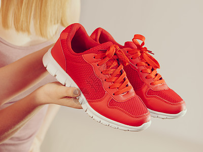 运动女展示运动服装运动鞋红鞋,舒适的鞋类完美的锻炼训练女展示运动服装运动鞋图片