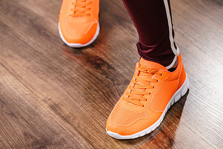 女人穿着运动装运动鞋红色鞋,舒适的鞋类完美的锻炼训练女人穿着运动装运动鞋图片