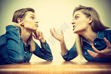 疯狂女孩两个女人争论着嘲笑方生气女人诉说,无知的两个女人争论打架背景