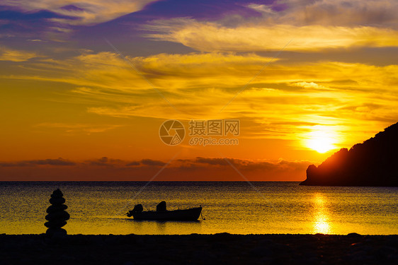 风景日出日落海上,船锚海湾,希腊海上的日出日落图片