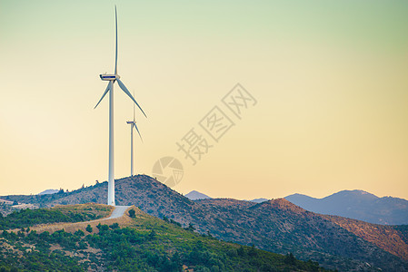 希腊山丘上的风车风电场,欧洲可再生绿色能源的来源生态学希腊山丘上的风车背景图片