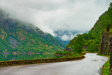 挪威景观诺威霍达尔兰沿峡湾的老路雾蒙蒙的雨天挪威峡湾Eidfjorden的老路图片