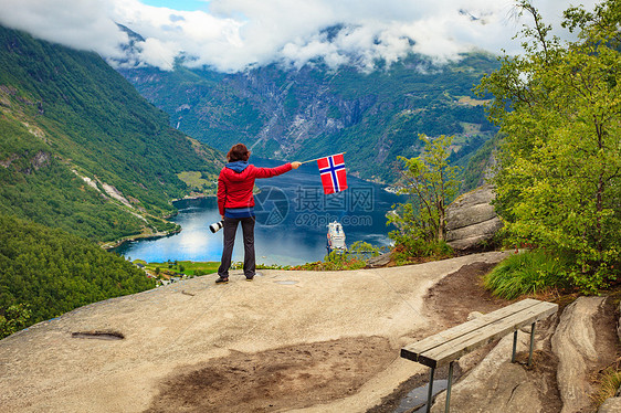 Flydalsjuvet角度欣赏峡湾Geirangerfjorden风景的女游客,举着挪威巡航度假旅行吉兰格峡图片