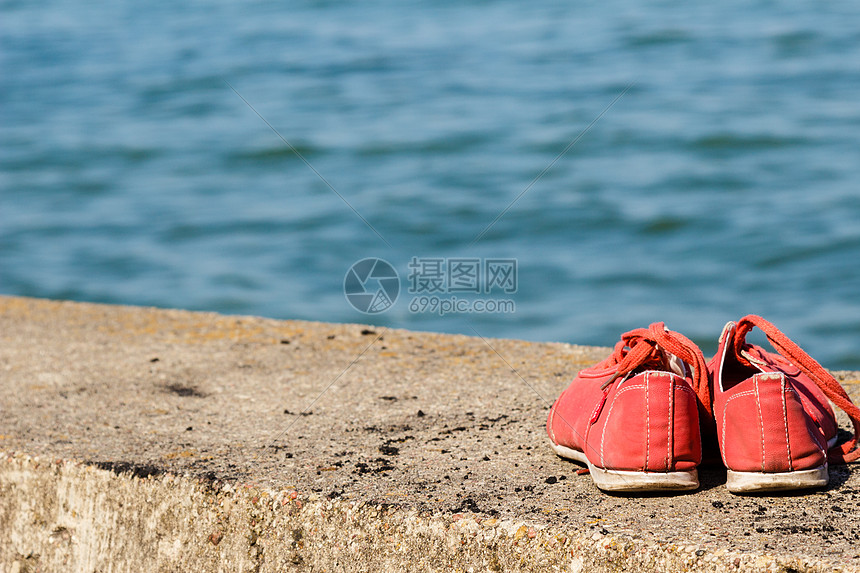 旅游鞋类徒步旅行休闲假日标志海边的双鞋两双靴子墙上海边的双鞋图片