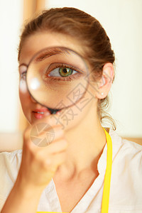 眼睛放大镜成熟的女人透过放大镜看调查探索女人透过放大镜看背景