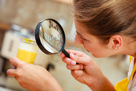 成熟女用放大镜检查甜点食品标签女用放大镜检查食物图片