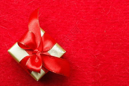 假期,现,诞节的小金色盒子与礼品捆绑装饰蝴蝶结红色背景与图片