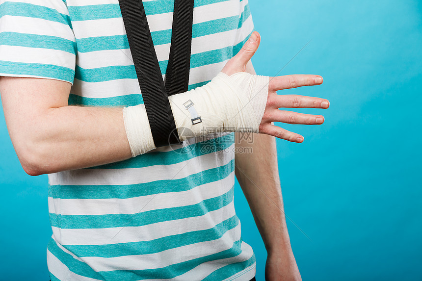 ‘~骨折脱位的部分身体男用手包扎帮助的药物治疗轻人疼痛的手掌手臂部分身体男子用绷带的手  ~’ 的图片