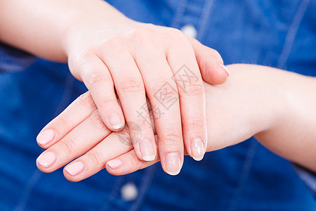 美甲卫生部分身体休闲女呈现双手手指女孩用只手涂上混合指甲油,另只手涂女人送手指甲背景图片