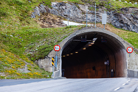 挪威山脉的隧道入口,挪威斯堪的纳维亚挪威山路上的隧道图片