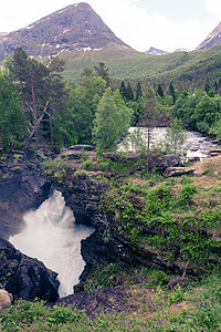 欧洲挪威的旅游景点古德布兰德朱维特瀑布位于瓦尔达伦山谷,介于瓦尔达特罗尔斯蒂根挪威的古德布兰兹朱维特峡谷图片