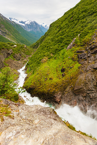旅行,美丽的自然维德福森被称为诺威索恩奥格峡湾的Buldrefossen瀑布挪威的维夫森瀑布图片