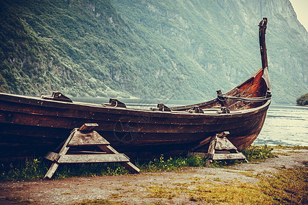 挪威自然海岸上的古老木制维京船山脉峡湾旅游旅游挪威自然中的古老木制维京船图片