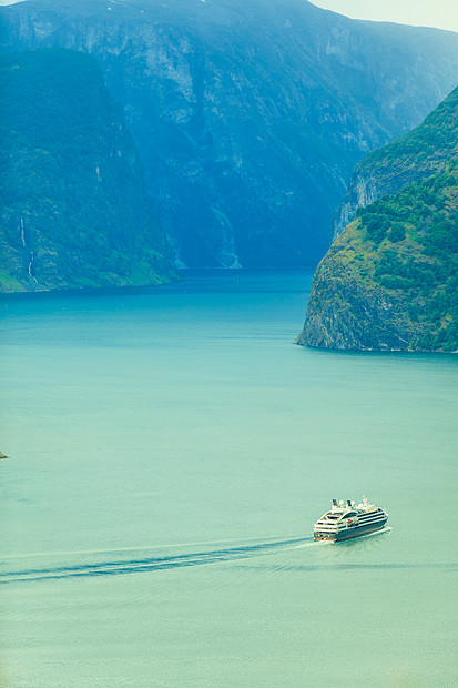 旅游旅行山脉景观游轮挪威峡湾上航行挪威峡湾上的游轮渡船图片